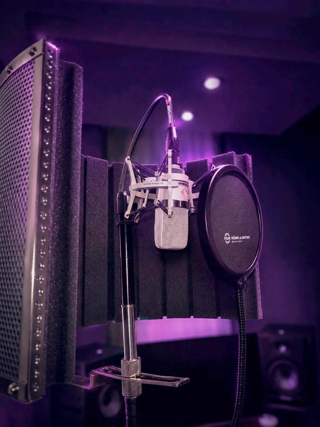 Micrófono de estudio en la sala de grabación de Phase-19 Studio, Getafe